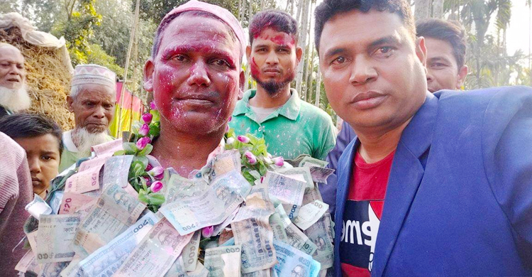 বিজয়ী ৫ মেম্বারের গলায় টাকার মালা পরিয়ে আনন্দ মিছিল