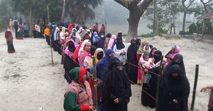 শীত উপেক্ষা করে কেন্দ্রে ভোটারের ঢল