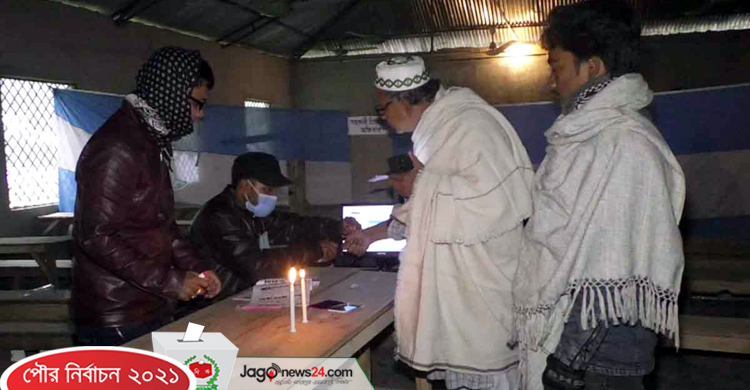 মোমের আলোয় ভোটগ্রহণ