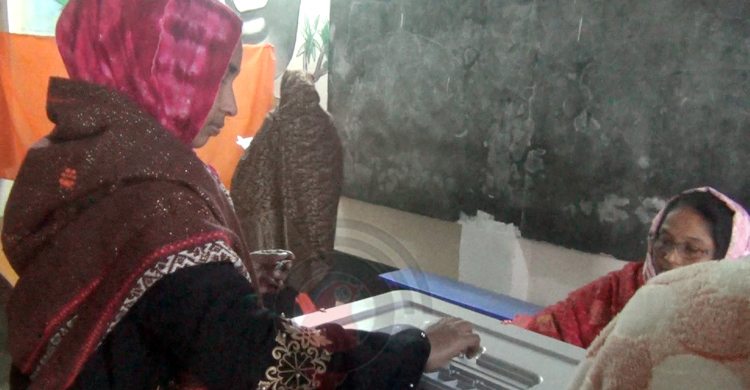 শীত উপেক্ষা করে কেন্দ্রে ভোটারের ঢল