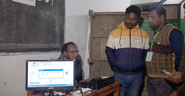 দিন গড়িয়ে রাতেও চলছে ভোটগ্রহণ