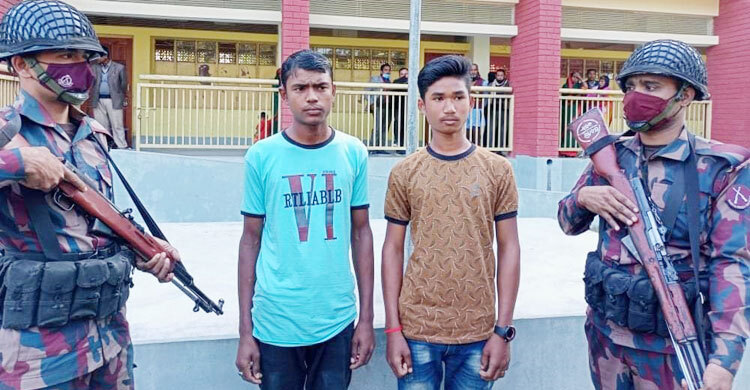 বড় ভাইয়ের ভোট দিতে কেন্দ্রে গিয়ে ধরা ছোট ভাই