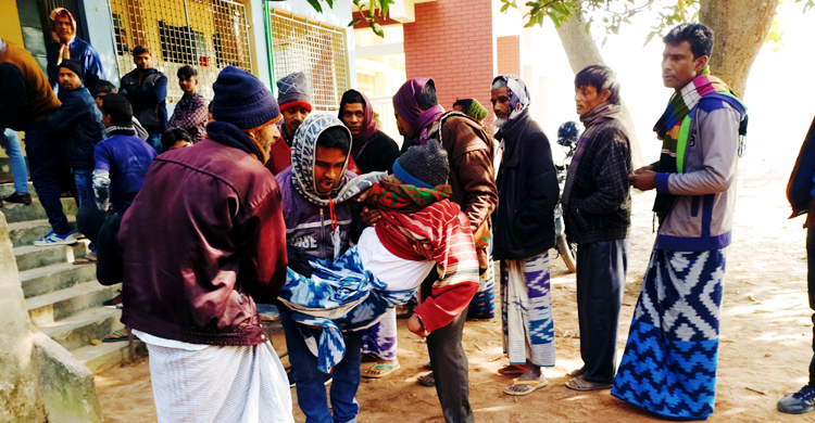 চারজনের শরীরে ভর করে এসে ভোট দিলেন বৃদ্ধ