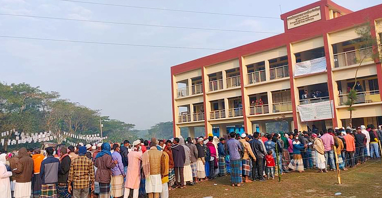 নোয়াখালীতে ভোটারদের দীর্ঘ সারি