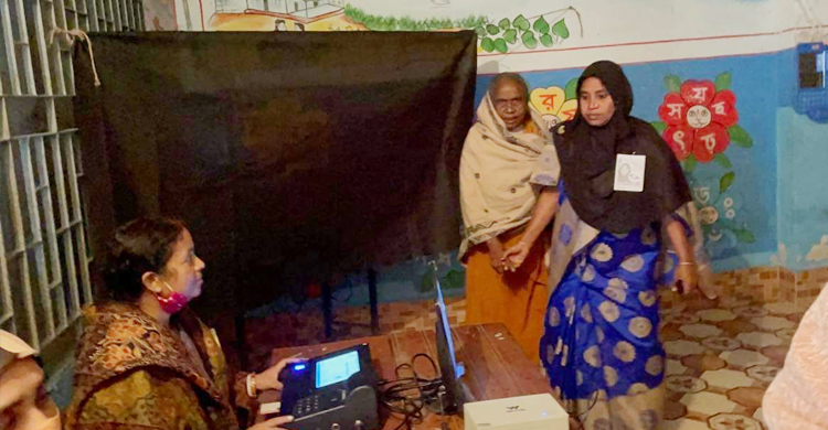 শায়েস্তাগঞ্জে ভোটারের সঙ্গে গোপন কক্ষে প্রার্থী ও পোলিং অফিসার