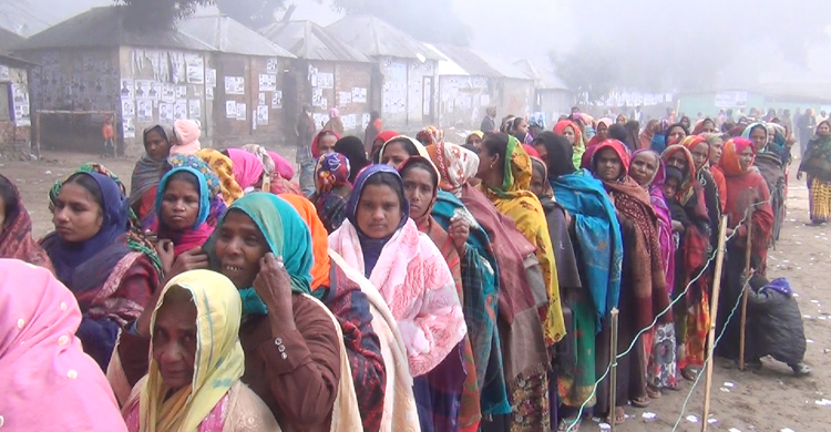 শীত উপেক্ষা করে কেন্দ্রে ভোটারের ঢল