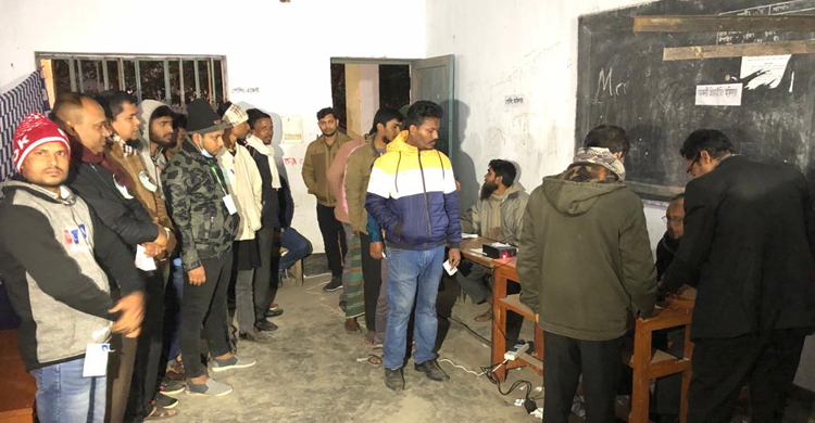 দিন গড়িয়ে রাতেও চলছে ভোটগ্রহণ