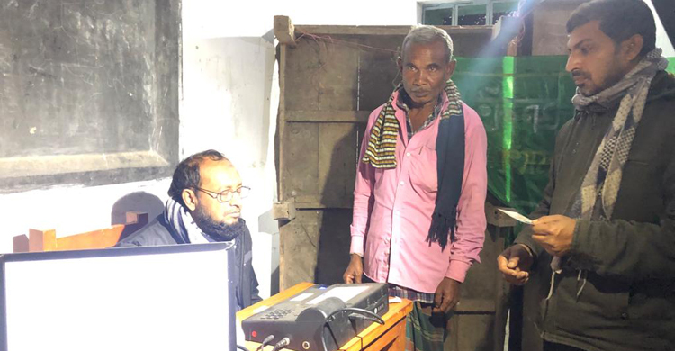 দিন গড়িয়ে রাতেও চলছে ভোটগ্রহণ