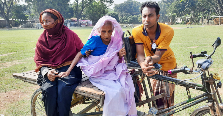 ভোটকক্ষ দোতলায়, বিড়ম্বনায় বয়স্করা