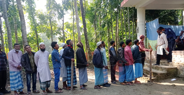 মসজিদের বারান্দায় ‘ভোটকক্ষ’