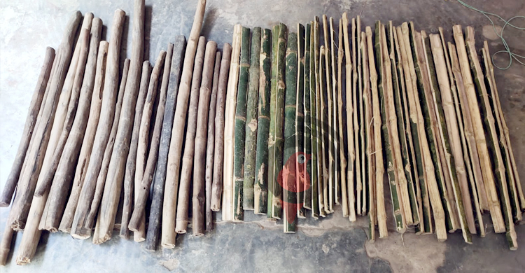 ভোটকেন্দ্রে মিললো বিপুল পরিমাণ লাঠি