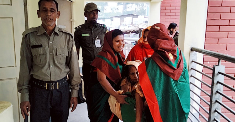 ‘প্রথমবার ইভিএমে ভোট দিলাম, খুব ভালো লাগছে’