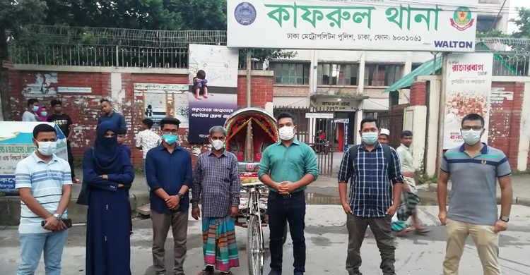 ঢাবি শিক্ষার্থীর বাবাকে রিকশা উপহার দিল ওয়াব