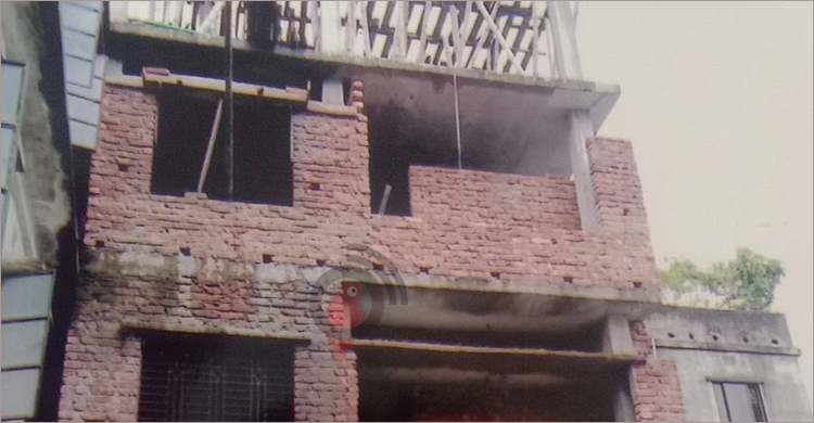 নিষেধাজ্ঞার পরও পৌরসভার নকশা অনুমোদন নিয়ে চলছে বহুতল ভবন নির্মাণ