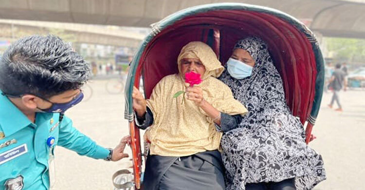 নারীদের ফুল দিয়ে শুভেচ্ছা জানাল ডিএমপির ওয়ারী বিভাগ