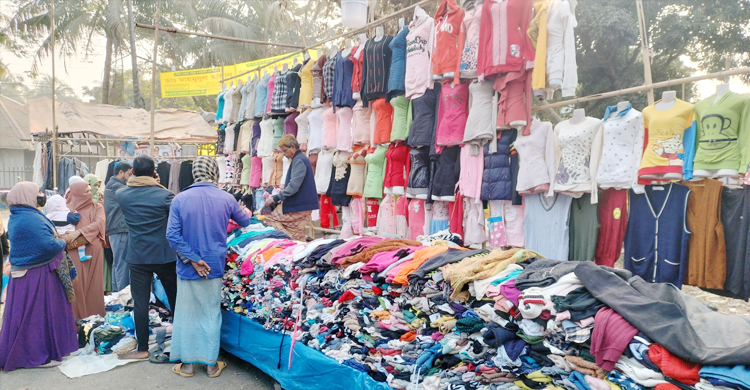 কনকনে ঠান্ডায় গরম কাপড়ের আগুন দাম