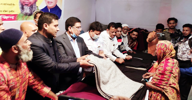 ইসলামবাগে যুবলীগের শীতবস্ত্র বিতরণ