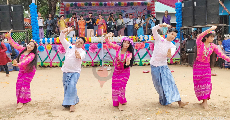 সাংগ্রাই উৎসবে মেতেছে খাগড়াছড়ি