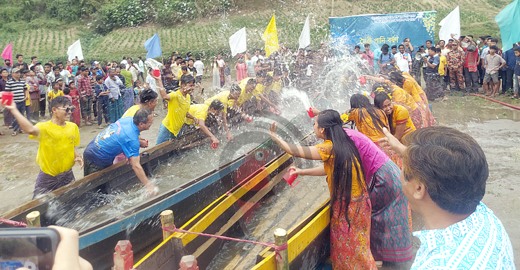 জলকেলিতে মাতলেন ক্ষুদ্র নৃ-গোষ্ঠীর তরুণ-তরুণীরা