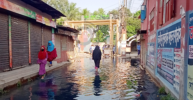 দুই স্কুলের প্রবেশপথে বছরজুড়ে হাঁটুপানি, ভোগান্তি চরমে