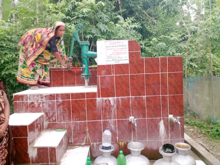 কয়রায় সুপেয় পানি জন্য হাহাকার