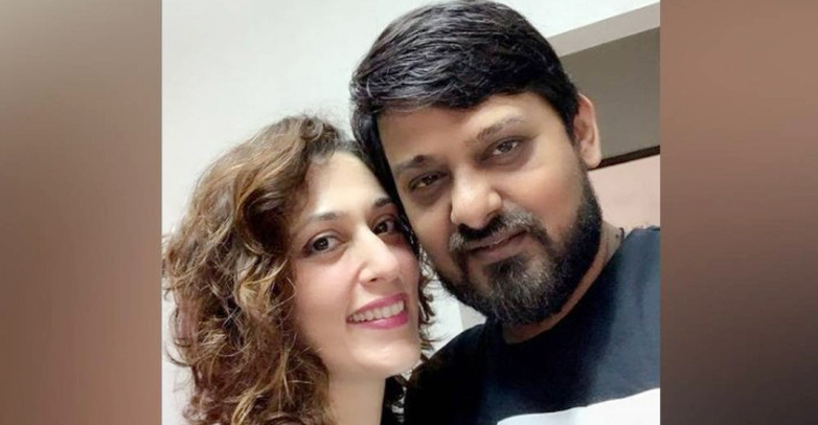 গায়কের স্ত্রীকে ধর্ম বদলাতে শ্বশুরবাড়ির চাপ