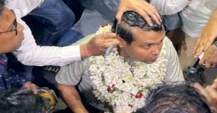 জামিন পেয়ে আদালতেই মাথা ন্যাড়া করলেন কংগ্রেস নেতা