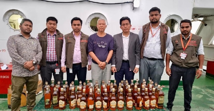 মিয়ানমার থেকে আসা ভুট্টাবাহী জাহাজে মিললো হুইস্কি