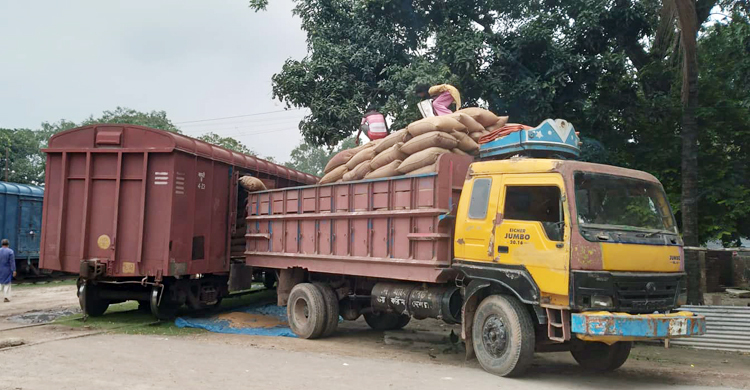 ভারত থেকে রেলপথে গম এলো হিলিতে
