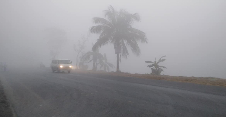 কুয়াশার চাদরে মোড়া সকালের ঢাকা