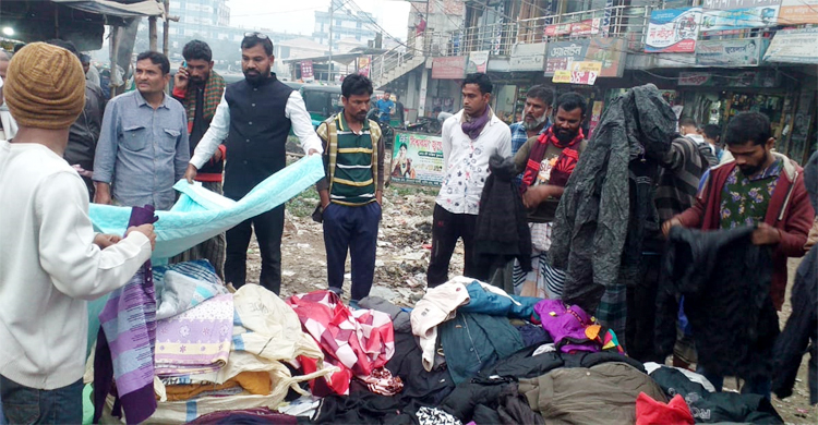 ভিড় বেড়েছে পুরাতন গরম কাপড়ের দোকানে