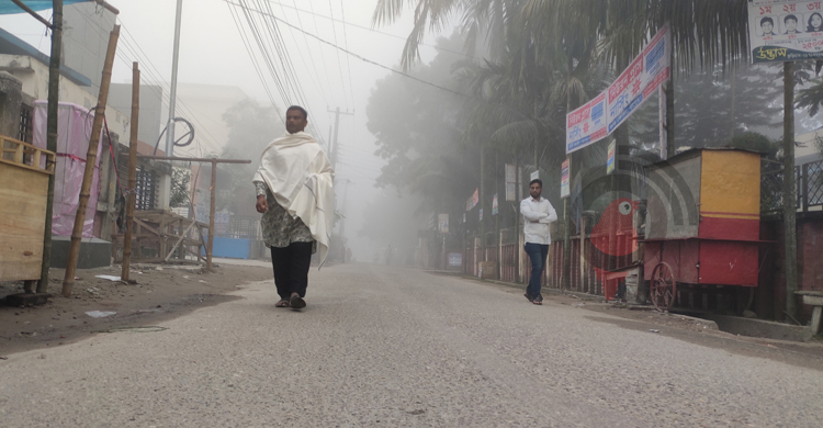 কুয়াশার চাদরে ঢেকেছে কুড়িগ্রাম