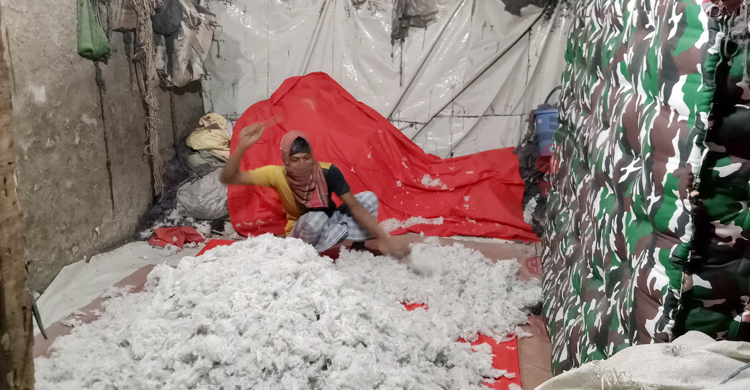 শীতের আগমনে লেপ-তোশক তৈরিতে ব্যস্ত কারিগররা