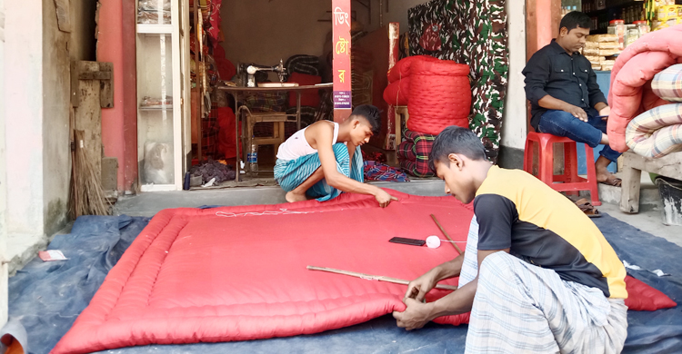 শীতের আগমনে লেপ-তোশক তৈরিতে ব্যস্ত কারিগররা