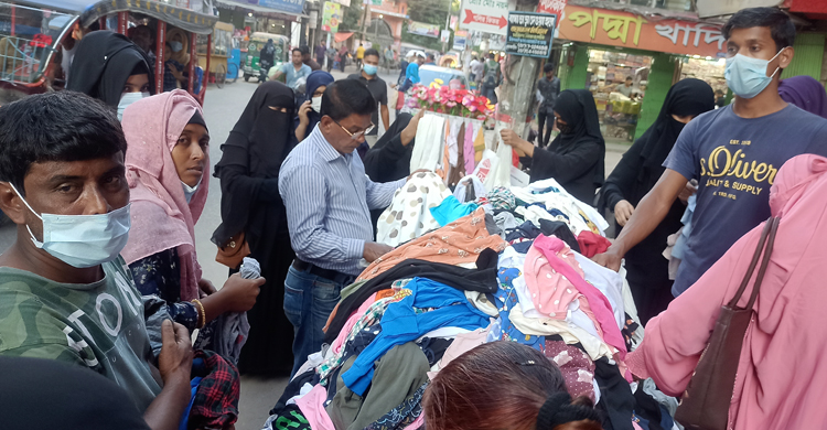 জমে উঠেছে শীতের কেনাকাটা