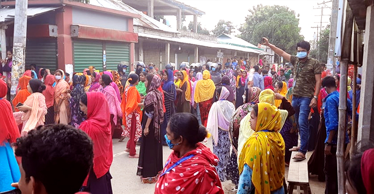 ৩ বছরের বকেয়া পরিশোধের দাবিতে পোশাক কারখানার কর্মচারীদের বিক্ষোভ
