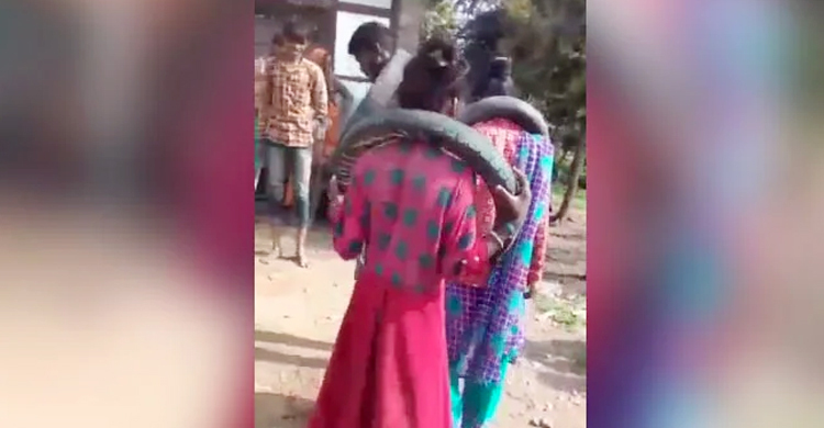 পালিয়ে যাওয়ায় গলায় টায়ার ঝুলিয়ে নাচানো হলো
