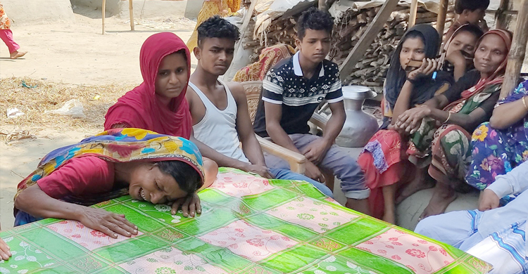 স্বামীর হত্যার বিচার চেয়ে কান্নায় লুটিয়ে পড়লেন স্ত্রী