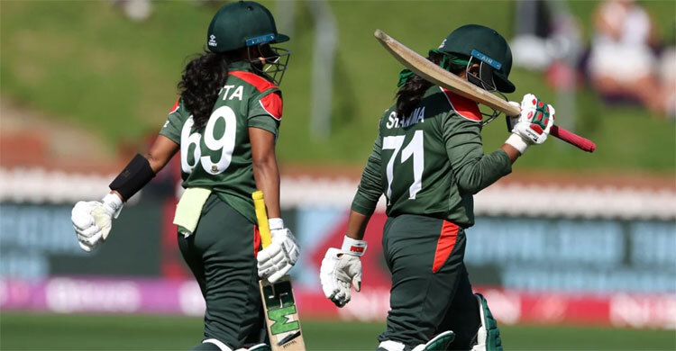 ২৩৫ রানের লক্ষ্যে ব্যাট করতে নেমে বিপদে বাংলাদেশ