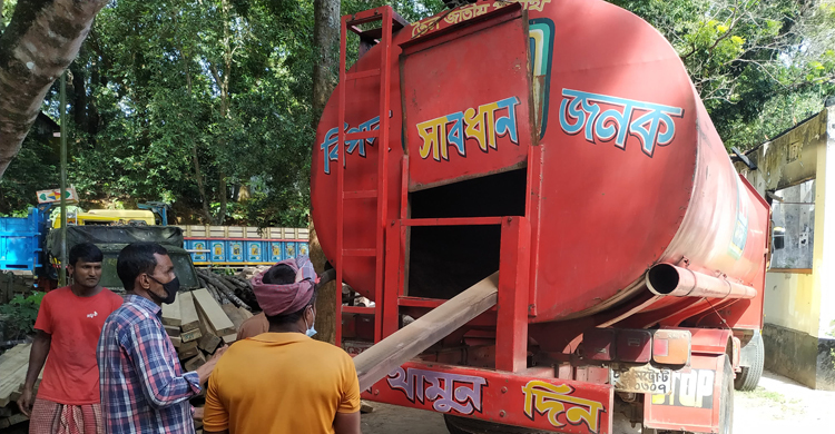 তেলের লরিতে কাঠ পাচার