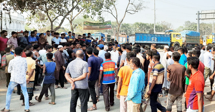 ট্রাকচালক-হেলপারকে মারধরের অভিযোগে দু’দফায় মহাসড়ক অবরোধ