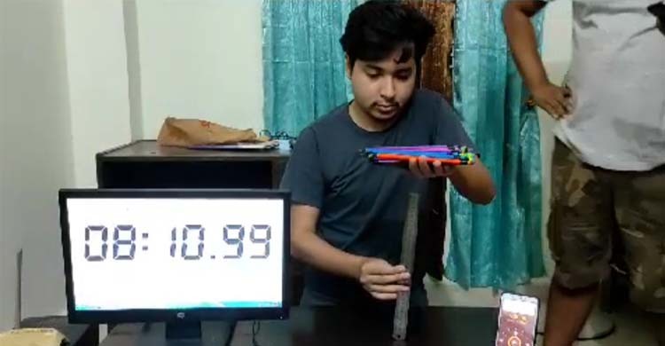 হাতে পেন্সিল রেখে গিনেস বুকে বাংলাদেশি মনিরুল