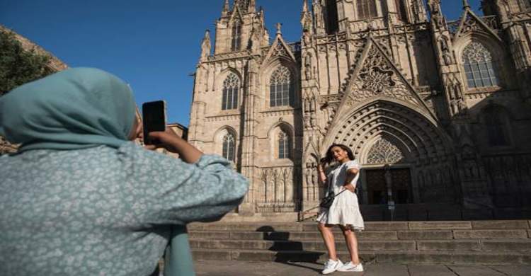 Pandemic cost tourism industry '$320bn'