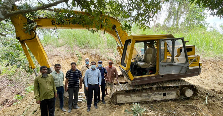 চট্টগ্রামে পাহাড় কাটায় অর্ধলাখ টাকা জরিমানা, খননযন্ত্র জব্দ