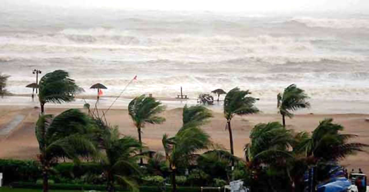 সাগরে গভীর নিম্নচাপ, বিকেল নাগাদ পরিণত হতে পারে ঘূর্ণিঝড়ে