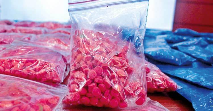 নৌকায় এক লাখ ইয়াবা ফেলে পালাল পাচারকারীরা