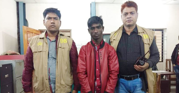 ক্রেতা সেজে মাদক ব্যবসায়ীকে ধরল পুলিশ