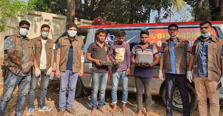 মরদেহ নামিয়ে দিয়ে অ্যাম্বুলেন্সে ইয়াবা পাচার, আটক ৩
