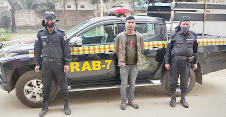 প্যান্টের পকেটে লুকিয়ে রাখা ছিল ১২০০ ইয়াবা