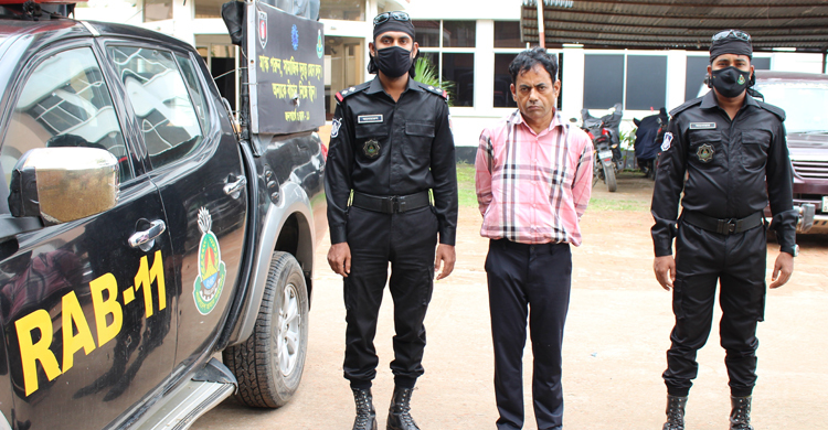 হাতব্যাগে মিললো ১৮ হাজার ইয়াবা, পরিচয় দিতেন সরকারি কর্মকর্তা